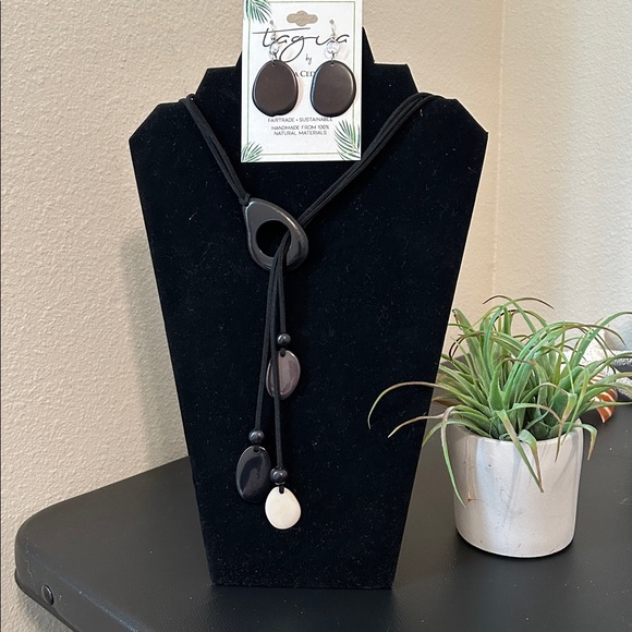 Tagua Jewelry - Tagua by Soraya Cedeno Black and White Necklace and Earrings